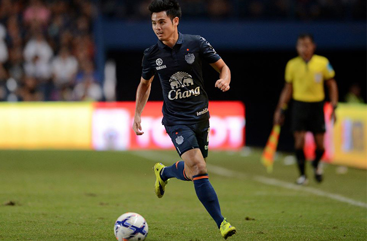 นักฟุตบอลเมืองทอง ยูไนเต็ด Theerathorn Buriram